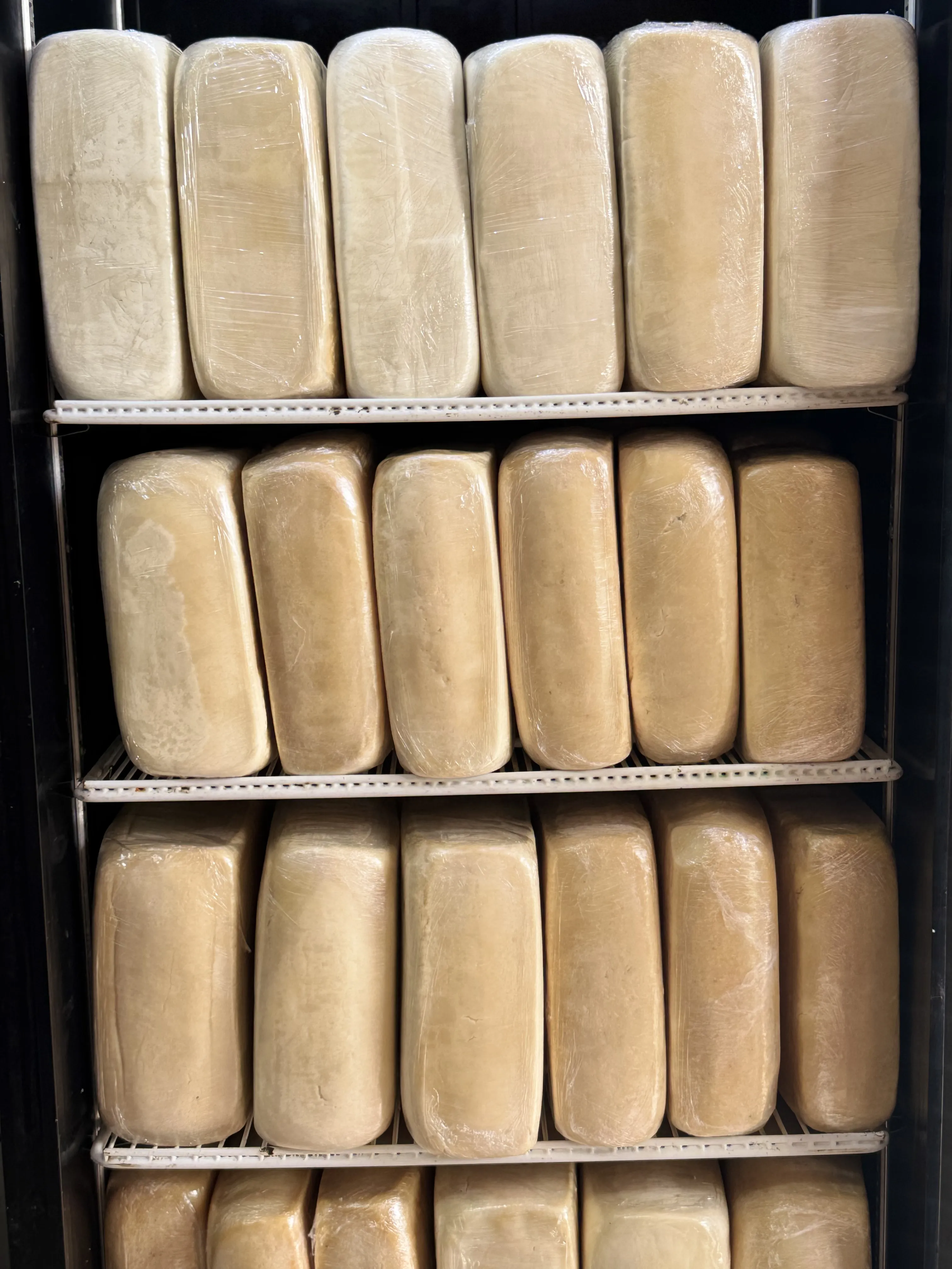 Lote fresco de quesos listo para reparto refrigerado
